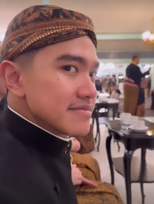 Kaesang sendiri tampil gagah mengenakan beskap hitam dan bros emas. [Foto: Instagram/erinagudono]