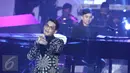 Penampilan penyanyi Afgan berkolaborasi dengan musisi Yovie Widianto saat konser “Beranda Cinta Yovie & His Friends”, di Studio 6 Emtek City, Jakarta, Rabu (3/5). (Liputan6.com/Herman Zakharia)