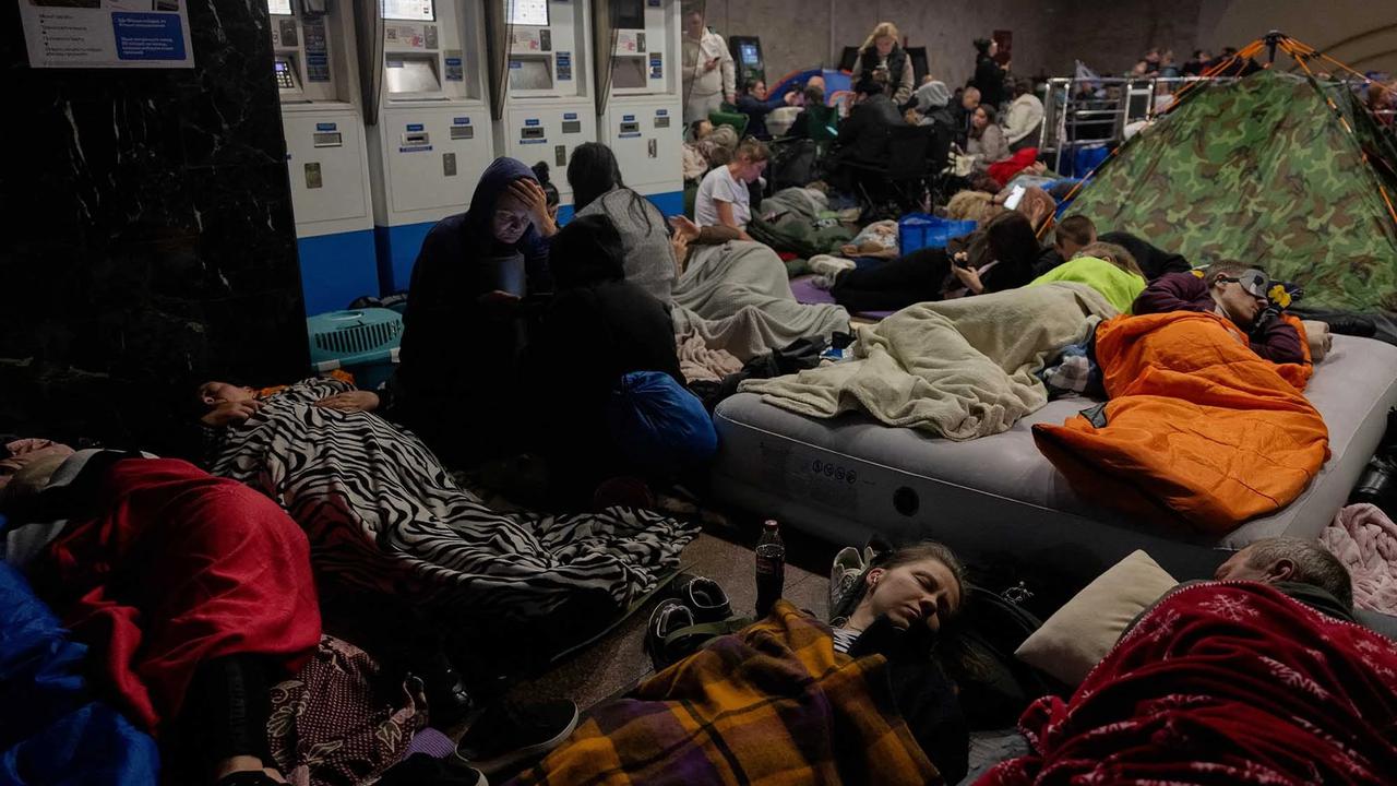 FOTO: Warga Kyiv Berlindung di Stasiun Metro Saat Alarm Serangan Udara Rusia Berbunyi