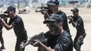 Sejumlah kadet Palestina berlatih menembak dengan militer Hamas, Brigade Ezzedin al-Qassam, di Kota Gaza (20/7/2019). Serangkaian tes militer pun harus dilakukan para kadet yang dimulai dari uji fisik, ketangkasan hingga menembak. (AFP Photo/Mahmud Hams)
