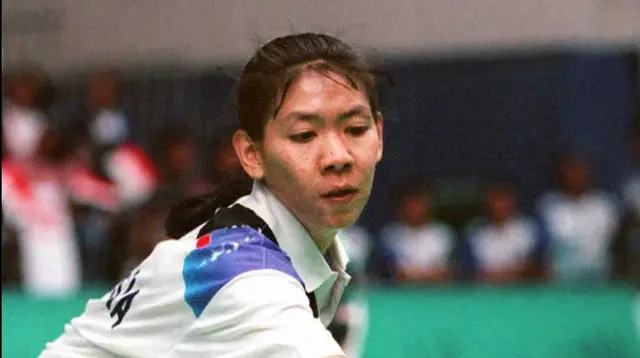 Pemain badminton Indonesia Susy Susanti saat melawan pemain badminton Korea Selatan Bang Soo-Hyun pada semifinal Olimpiade Atlanta 1996 di Atlanta, Amerika Serikat, 30 Juli 1996. Susy Susanti pernah meraih medali emas tunggal putri pada Olimpiade Barcelona 1992. (TOSHIFUMI KITAMURA/AFP)