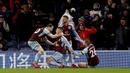 Para pemain Burnley merayakan gol Johann Berg Gudmundsson saat melawan Liverpool pada lanjutan Premier League di Turf Moor, Burnley, (1/1/2018). Liverpool menang 2-1 atas Burnley. (Martin Rickett/PA via AP)