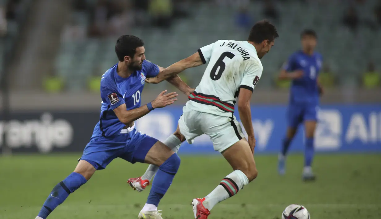 Bek Portugal, Joao Palhinha mengontrol bola dari kawalan pemain, Azerbaija, Mahir Emreli pada pertandingan kualifikasi grup A Piala Dunia 2022 di stadion Olimpiade di Baku, Azerbaijan, Selasa (7/9/2021). Portugal menang telak atas Azerbaijan 3-0. (AP Photo/Aziz Karimov)