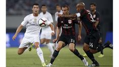 Pemain Real Madrid, Cristiano Ronaldo berusaha berebut bola dengan Pemain AC Milan, Luca Antonelli (tengah) dan Nigel de Jong (kanan) pada laga International Champions Cup 2015 di Shanghai, China, Kamis (30/7). (Reuters Aly Song)