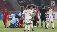 Pemain depan Timnas Indonesia U-19, Egy Maulana Vikri menahan sakit saat melawan Uni Emirat Arab U-19, Omar Ahmad Saleh pada penyisihan Grup A Piala AFC U-19 2018 di Stadion GBK, Jakarta, (24/10). Indonesia unggul 1-0. (Liputan6.com/Helmi Fithriansyah)