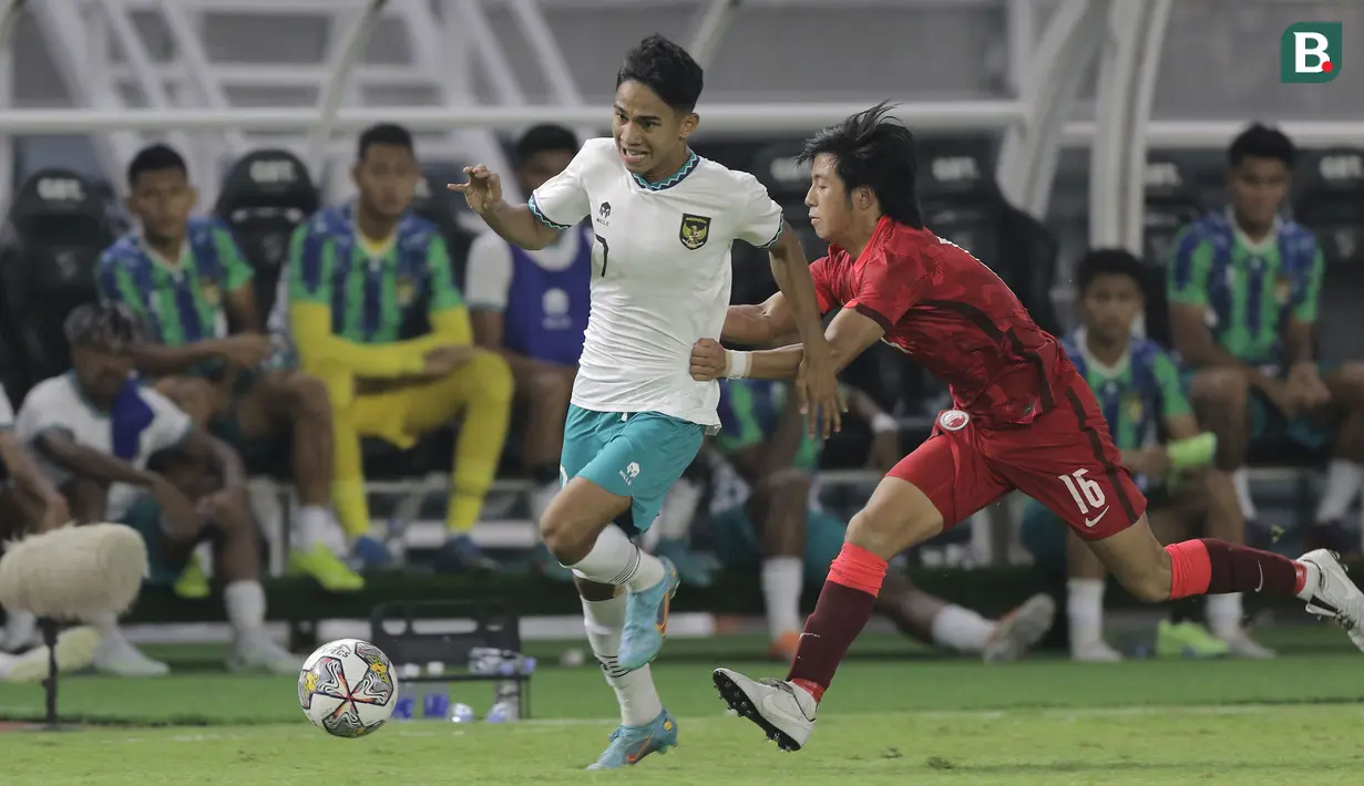 <p>Pemain Timnas Indonesia U-20, Marselino Ferdinan berusaha melewati hadangan pemain Timnas Hong Kong U-20, Osmond Chan dalam pertandingan matchday kedua Kualifikasi Grup F Piala Asia U-20 2023 di Stadion Gelora Bung Tomo, Surabaya, Jumat (16/9/2022). (Bola.com/Ikhwan Yanuar)</p>