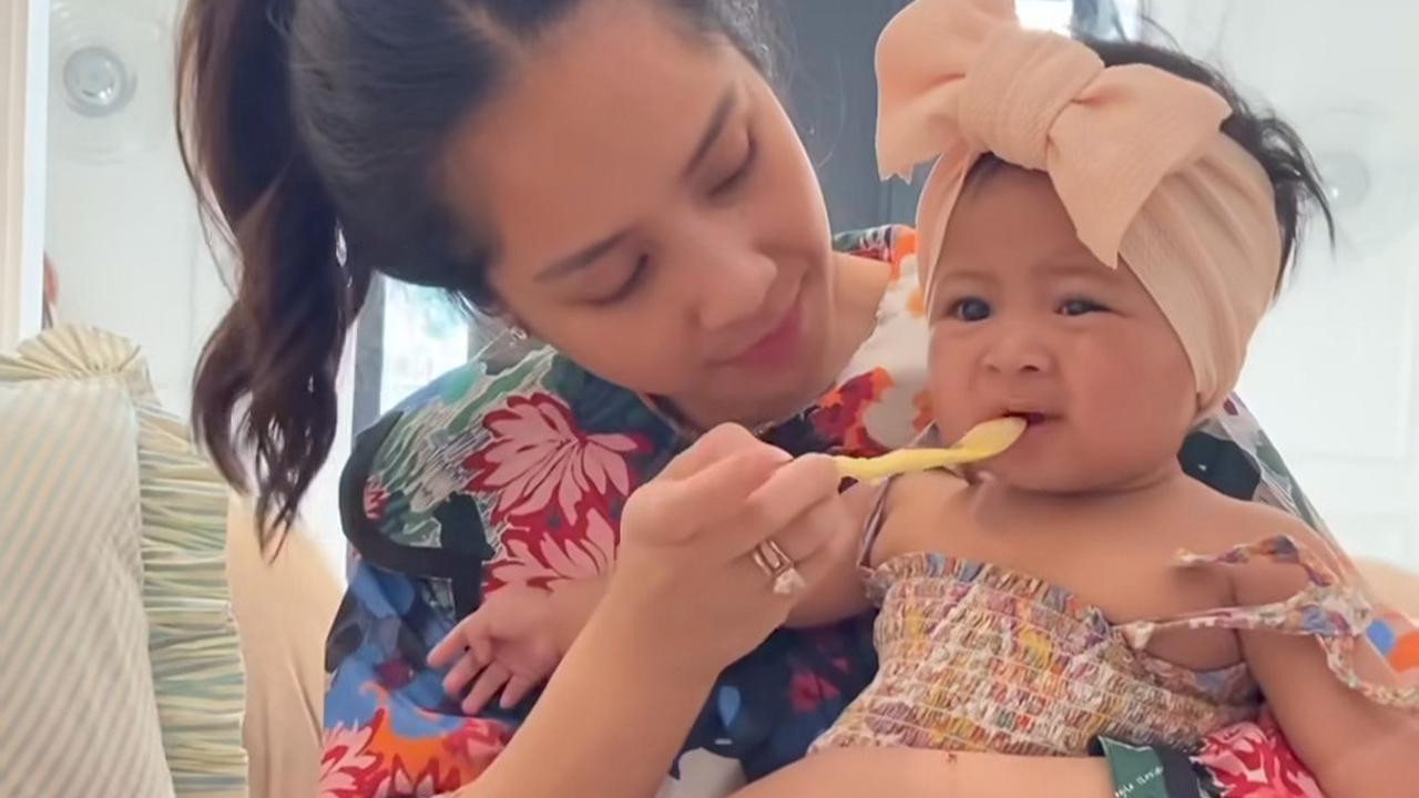 Potret Baby Lily Pakai Baju ala Rosalinda, Heboh Disebut Akting Pas Disuapi Makan Pisang sama Nagita Slavina