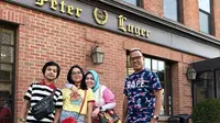Penantian 1 Bulan Keluarga Uya Kuya Makan Steak Terenak di New York