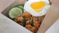 Menu Ayam Paniki dari Chef Juna kolaborasi dailybox bersama Mangkkokku dan tiga koki kesayangan masyarakat. Menu ini bisa terdiri dari ayam paniki, nasi, telur mata sapi, dan timur iris. Menu bisa dipesan di seluruh gerai dailybox dan Mangkokku dari tanggal 24 Mei--16 Juni 2024. (dok. Liputan6.com/Rusmia Nely)