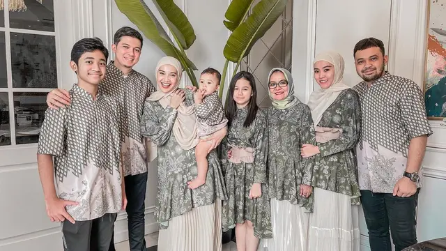 6 Inspirasi Baju Sarimbit Keluarga untuk Lebaran 2024 dari Ayu Ting Ting hingga Tya Ariestya