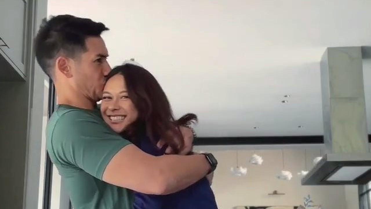 Potret Dapur Rumah Nana Mirdad yang Luas & Nyaman Buat Masak, Dilengkapi Foto Keluarga yang Penuh Kehangatan