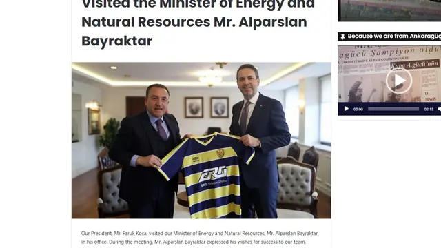 Faruk Koca, presiden klub Angkaragucu (kiri)