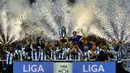 Kiper Porto, Iker Casillas bersama rekan-rekannya saat merayakan trofi Liga Portugal di stadion Dragao (6/5). Porto memastikan juara setelah menang 2-1 atas Feirense di kandangnya sendiri. (AFP Photo/Miguel Riopa)