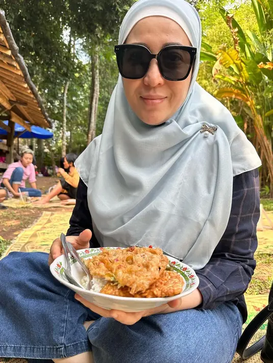 Selain itu, aktris berusia 50 tahun itu juga membagikan keseruan lain. Yaitu makan dengan suasana berbeda di pinggir sawah makan nasi sayur lodeh. "Bismillah….Nge lodeh disini ajaah," tulisnya.  [Instagram/devips]