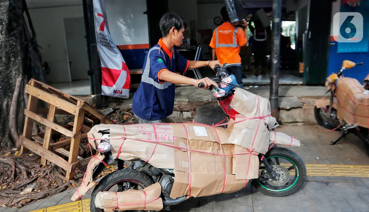 Jelang mudik lebaran 2023 banyak masyarakat mulai melakukan pengiriman sepeda motor. (Liputan6.com/Angga Yuniar)