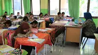 Kegiatan belajar mengajar di sekolah  Surabaya (Dian Kurniawan/Liputan6.com)
