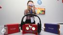 Pengunjung mengintip melalui Google Cardboard saat peluncuran Art Camera dan Google Cardboard di Museum Nasional, Jakarta, Kamis (27/10). Google Arts & Culture adalah teknologi yang menyajikan Museum Ruang Digital. (Liputan6.com/Immanuel Antonius)