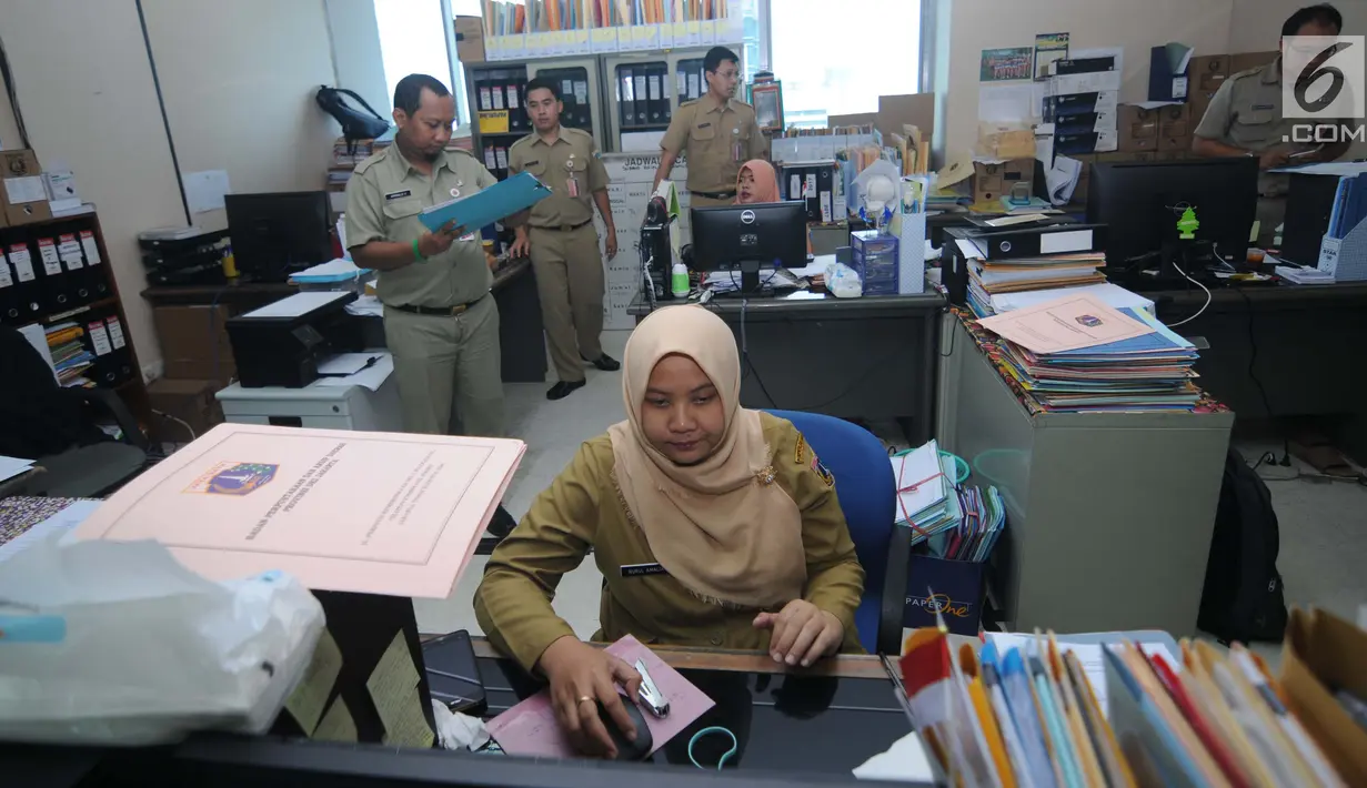 <p>Sejumlah pegawai Pemerintahan Provinsi DKI Jakarta melakukan aktivitas kerja di Balai Kota, Jakarta, Senin (3/7). Mulai Senin (3/7), seluruh instansi pemerintahan masuk kerja usai libur Lebaran. (Liputan6.com/Gempur M Surya)</p>