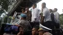 Mensesneg Prasetyo Hadi yang menjadi perwakilan pemerintah turun langsung menemui massa yang tergabung dalam Badan Eksekutif Mahasiswa (BEM) Seluruh Indonesia. (Liputan6.com/Helmi Fithriansyah)