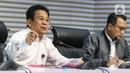 Wakil Ketua KPK Johanis Tanak (kiri) memberikan keterangan terkait penahanan Sekjen Kementerian Pertanian Kasdi Subagyono di Gedung Merah Putih KPK, Jakarta, Rabu (11/10/2023). (Liputan6.com/Angga Yuniar)
