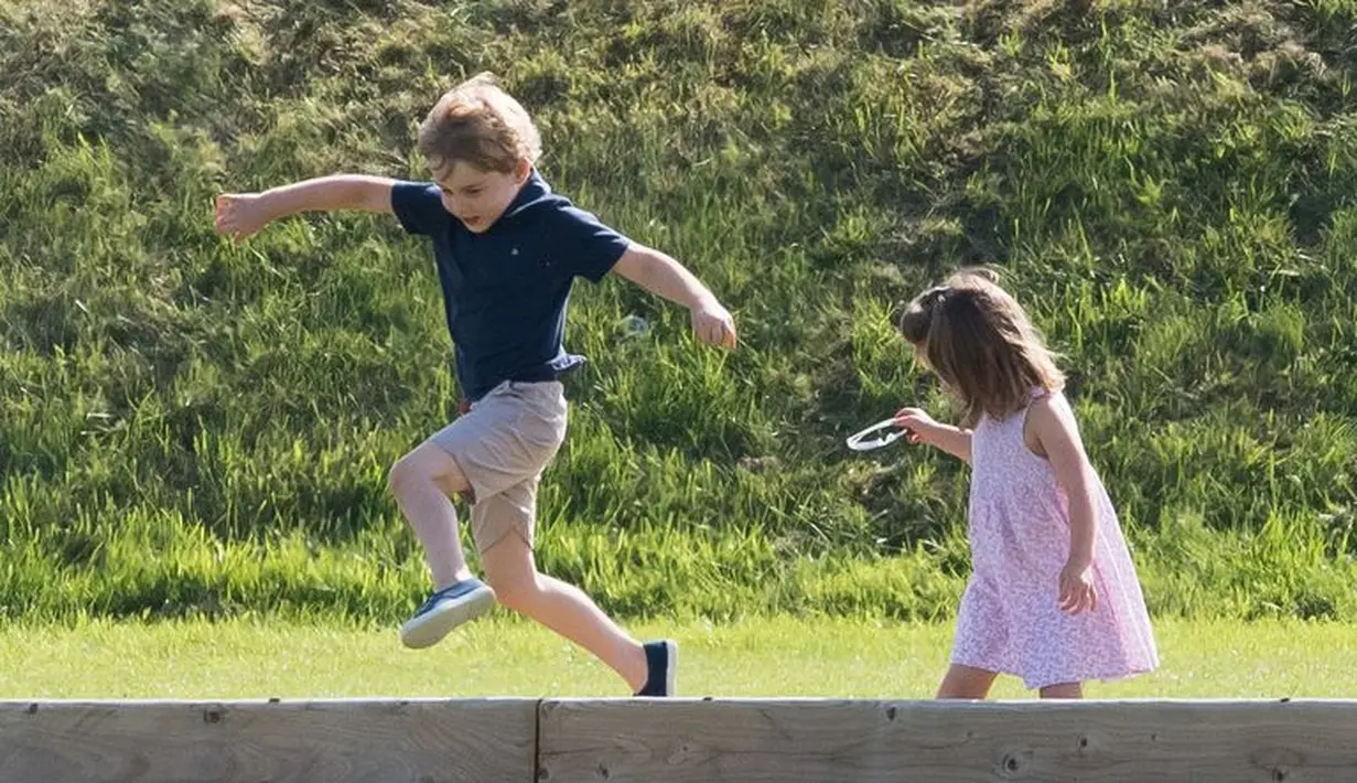 Seperti yang sudah diketahui, mata dunia memang selalu menyoroti kegiatan keluarga Inggris ini. (Getty Images - Cosmopolitan)