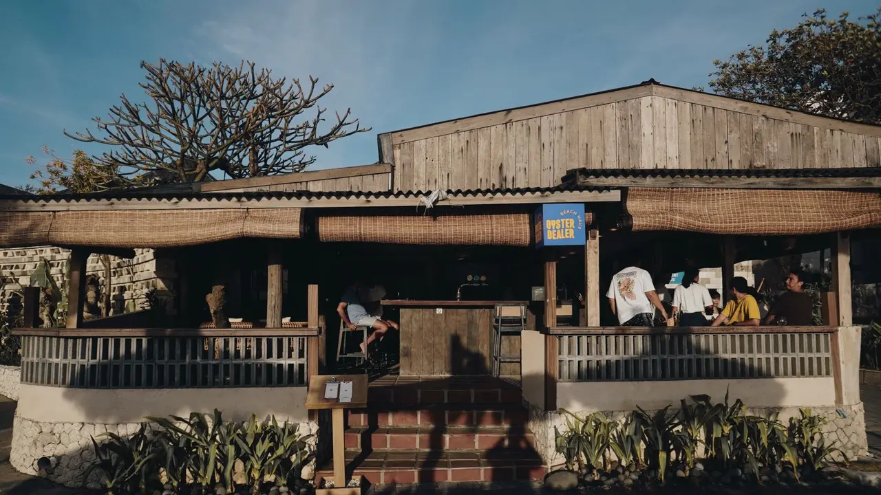 Nikmatnya Melihat Sunset Terbaik di Seminyak Sambil Nikmati Oyster Pinggir Pantai