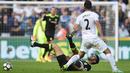 Pemain Chelsea, Diego Costa iterjatuh saat berebut bola dengan pemain, Swansea City, Jordi Amat, Costa hingga pekan keempat telah mencetak 4 gol untuk timnya pada Premier League 2016-2017.  (Reuters/Rebecca Naden)