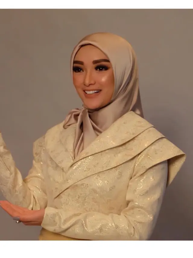 Potret Zaskia Gotik kenakan hijab