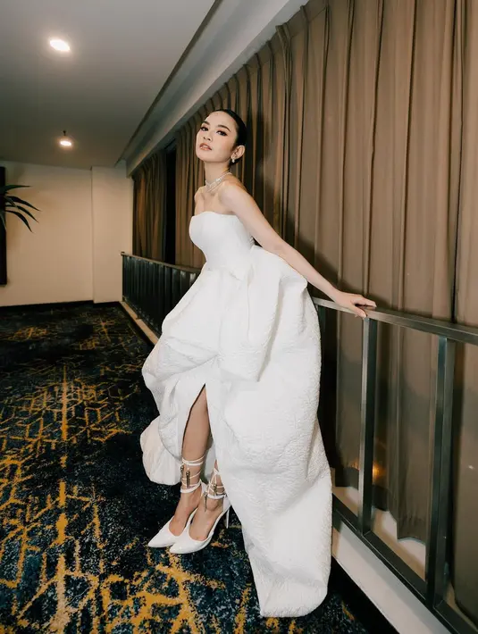 Mahalini Raharja beberapa Waktu lalu sempat menjadi perbincangan hangat saat ia manggung mengenakan gaun putih bak pengantin. [Foto: Instagram/styledbyfhe]