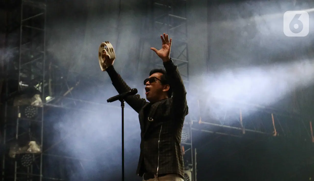 D’Masiv tampil dalam gelaran Soundsfest 2025 hari pertama yang dilangsungkan di Gambir Expo, Kemayoran, Jakarta Pusat pada Jumat, 23 Mei 2025. (Liputan6.com/Herman Zakharia)