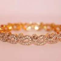 Ilustrasi Gelang Emas (Photo by Samar Ahmad on Unsplash)