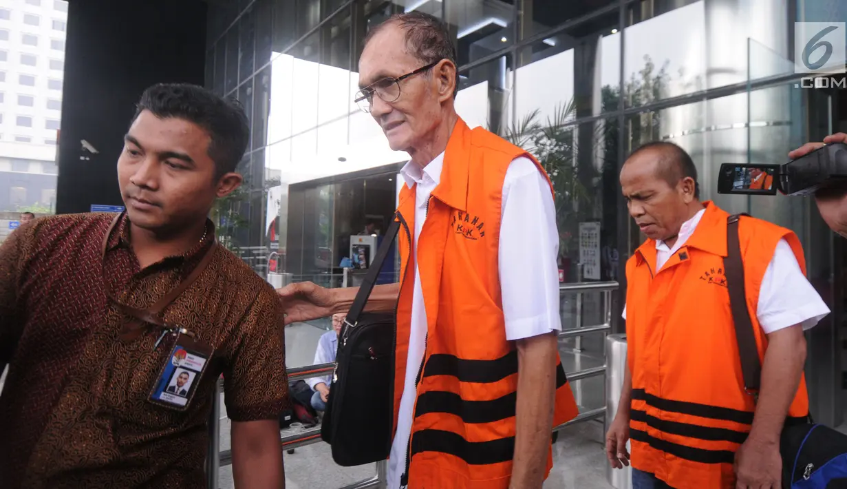 Mantan anggota DPRD Sumatera Utara periode 2009-2014, Elezaro Duha dan Pasiruddin Daulay mengenakan rompi oranye usai menandatangan berkas P21 di gedung KPK, Jakarta, Senin (3/12). (Merdeka.com/Dwi Narwoko)