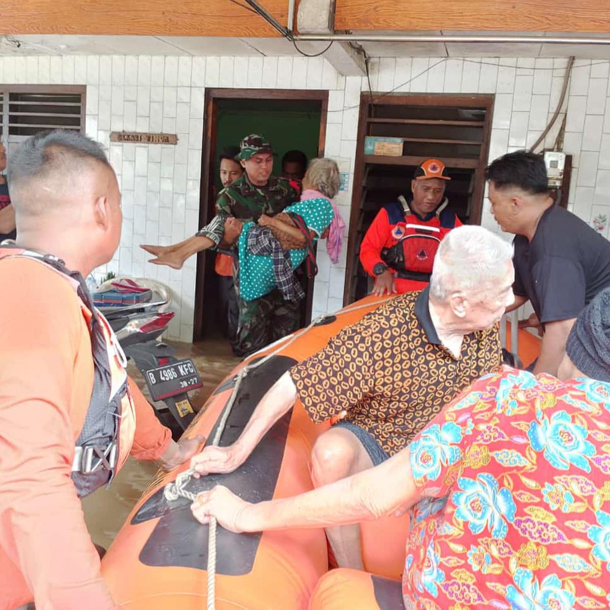 tni dan polisi evakuasi warga korban banjir di bekasi