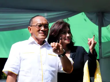 [FOTO] Cerianya Aburizal Bakrie Saat Mencoblos Bareng Istri