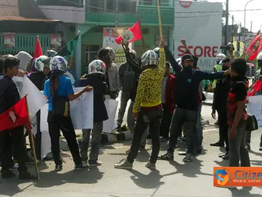 Citizen6, Sidrap: Mereka melakukan aksi demo dengan memulainya di Bundaran Jam Kota Pangkajene dan mengarah ke Gedung DPRD Jalan Jendaral Sudiriman. (Pengrim: Sidrap)