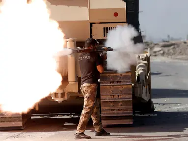 Seorang anggota pasukan khusus Irak meluncurkan granat saat bertempur melawan militan ISIS untuk merebut kembali kota Mosul, Irak, (20/10). (REUTERS/Goran Tomasevic)