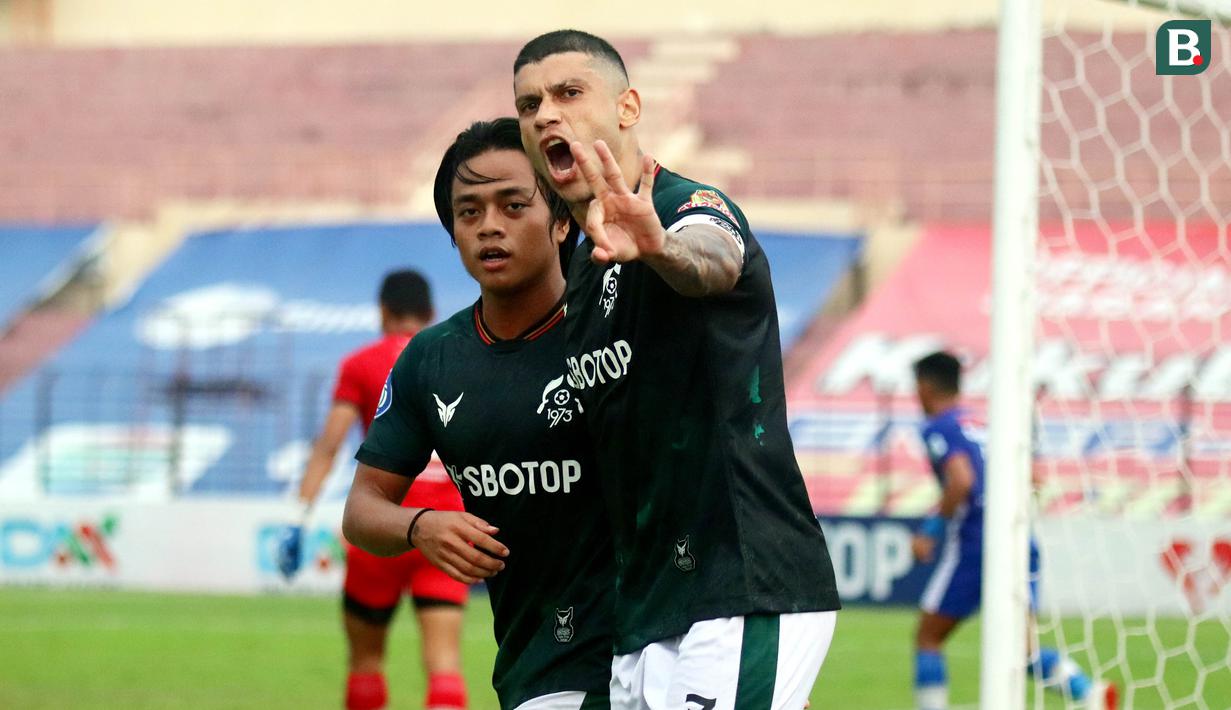 Ciro Alves menjadi bintang kemenangan Persikabo 1973 dengan hattrick-nya di menit ke-9, 60 dan 90. Hattrick keduanya di BRI Liga 1 menjadi kado terindah untuk timnya yang akan merayakan ulang tahun ke-48 pada 23 Desember 2021 nanti. (Bola.com/Nandang Permana)