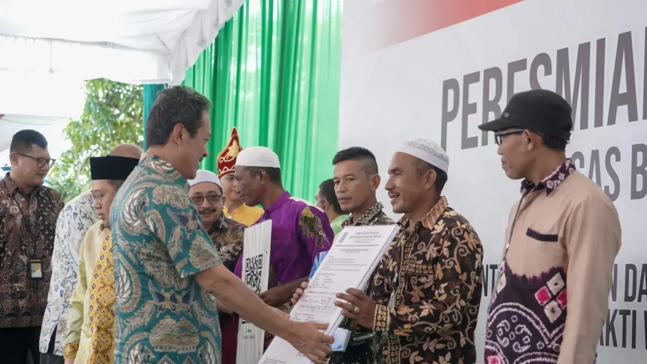 Menteri Kelautan dan Perikanan Sakti Wahyu Trenggono meresmikan SPBU khusus nelayan di Kabupaten Banjar, Kalimantan Selatan. (Dok KKP)