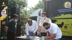 Menteri Pertanian Syahrul Yasin Limpo (kiri) menyaksikan MoU untuk meningkatkan kesejahteraan petani, antara Presiden Direktur Bayer Indonesia Angel Michael Evangelista, Direktur Mohan Babu dan Direktur Eksekutif Mercy Corps Indonesia, Ade Soekadis di Jakarta, Kamis (24/9/2020). (Liputan6.com/Pool)