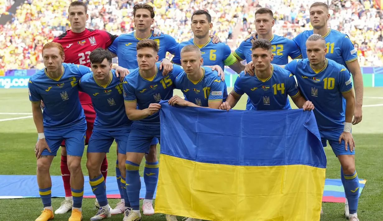 Para pemain starting XI Timnas Ukraina berfoto bersama jelang dimulainya laga Grup E Euro 2024 menghadapi Timnas Rumania di Allianz Arena, Munchen, Jerman, Senin (17/6/2024). (AP Photo/Antonio Calanni)