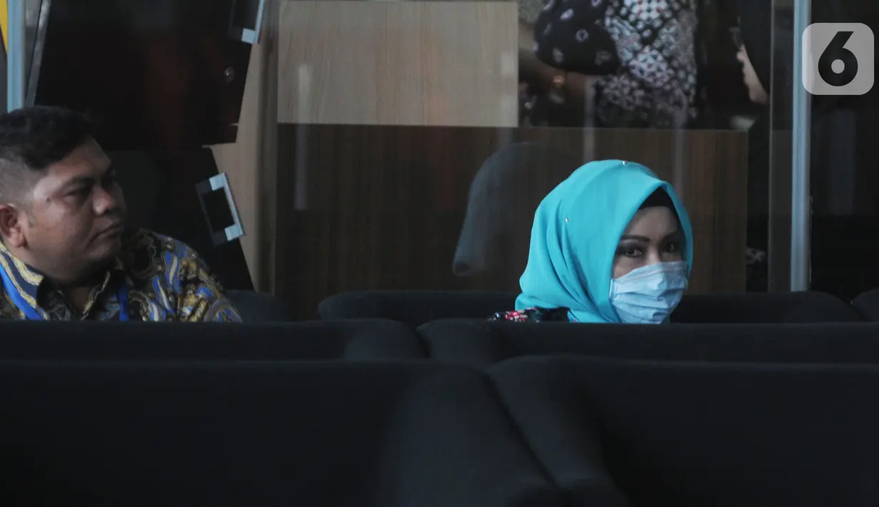 Istri Wali Kota Medan nonaktif Dzulmi Eldin, Rita Maharani Dzulmi Eldin menunggu di ruang tunggu setibanya di Gedung KPK, Jakarta, Senin (11/11/2019). Rita dipanggil sebagai saksi untuk tersangka Kepala Dinas Pekerjaan Umum Kota Medan, Isa Anshari. (merdeka.com/Dwi Narwoko)