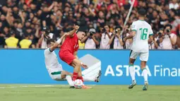 Pemain Timnas Indonesia, Ragnar Oratmangoen (tengah) berebut bola dengan pemain Irak, Suad Natiq pada laga Grup F putaran kedua Kualifikasi Piala Dunia 2026 zona Asia di Stadion Utama Gelora Bung Karno (SUGBK), Senayan, Jakarta, Kamis (6/6/2024). (Bola.com/M Iqbal Ichsan)