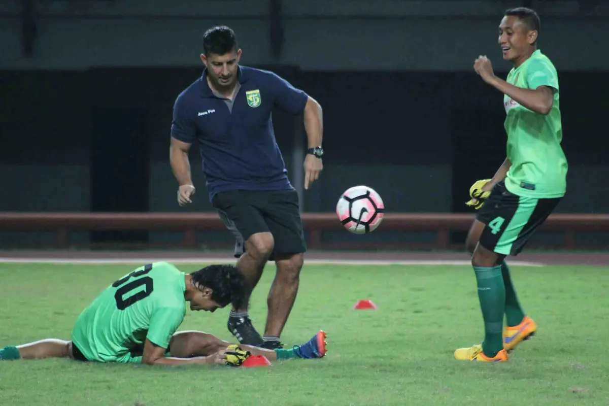 Pelatih Persebaya Surabaya, Angel Alfredo Vera (tengah), memimpin sesi latihan anak asuhnya. 
