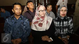 Ratu Atut Chosiyah (tengah) saat menghadiri sidang perdana dugaan korupsi dan suap pengadaan alat kesehatan Provinsi Banten pada 2012 di Pengadilan Tipikor, Jakarta, Rabu (8/3). Sidang ini beragendakan pembacaan dakwaan. (Liputan6.com/Helmi Afandi)