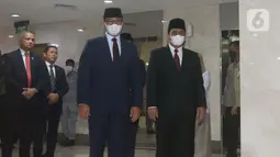 Gubernur DKI Jakarta Anies Baswedan (tengah)  bersama Wakil Gubernur DKI Jakarta Ahmad Riza Patria (kanan) hadir bersamaa untuk mengikuti sidang paripurna di Gedung DPRD DKI Jakarta, Selasa (13/9/2022). DPRD DKI Jakarta menggelar rapat paripurna pengumuman masa akhir kepemimpinan Gubernur DKI Jakarta Anies Baswedan - Ahmad Riza Patria 30 hari sebelum masa tugas berakhir. Rapat paripurna pengumuman pemberhentian Anies ini dilakukan sesuai Surat Edaran Kementerian Dalam Negeri Nomor 131/2188/OTDA. (Liputan6.com/Herman Zakharia)