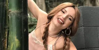 Bukan sebuah rahasia lagi ketika Bella Thorne kerap memamerkan tubuh tanpa busana. Namun, ia pun tak jarang tampil manis. (instagram/bellathorne)