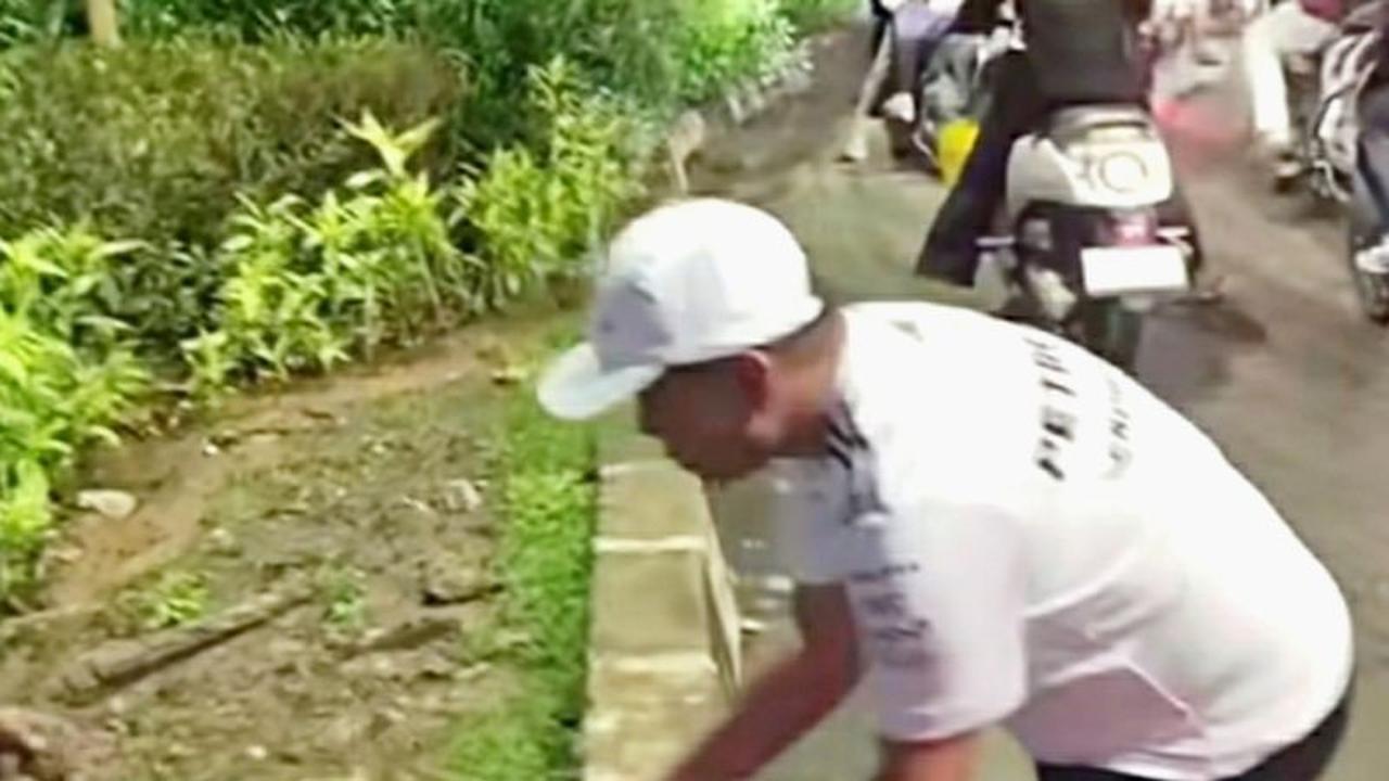 Bupati Karawang Aep Syaepuloh Turun Langsung Atasi Banjir Terowongan Gonggo, Pastikan Akses Lancar