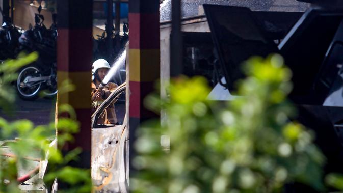 Petugas pemadam kebakaran berusaha memadamkan api setelah ledakan gudang amunisi di Mako Brimob Semarang, Jawa Tengah, Sabtu (14/9/2019). Ledakan berasal dari bahan peledak temuan dari masyarakat sisa perang dunia II. (STR/AFP)