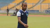 Full-back Persela Lamongan, Zulvin Zamrun (Helmi Fithriansyah/Liputan6.com)