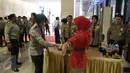 Seorang polwan memeriksa pengunjung yang hendak masuk dalam Debat terakhir Pilgub DKI Jakarta 2017, Jakarta, Rabu (12/4). Tema debat terakhir Pilgub DKI adalah 'Dari Masyarakat Jakarta untuk Jakarta'. (Liputan6.com/Faizal Fanani)